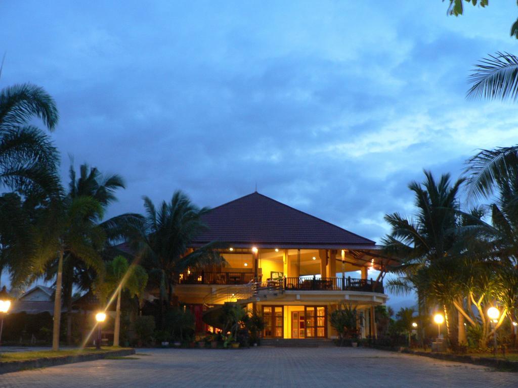 Kampoeng Nelayan Hotel Палу Экстерьер фото